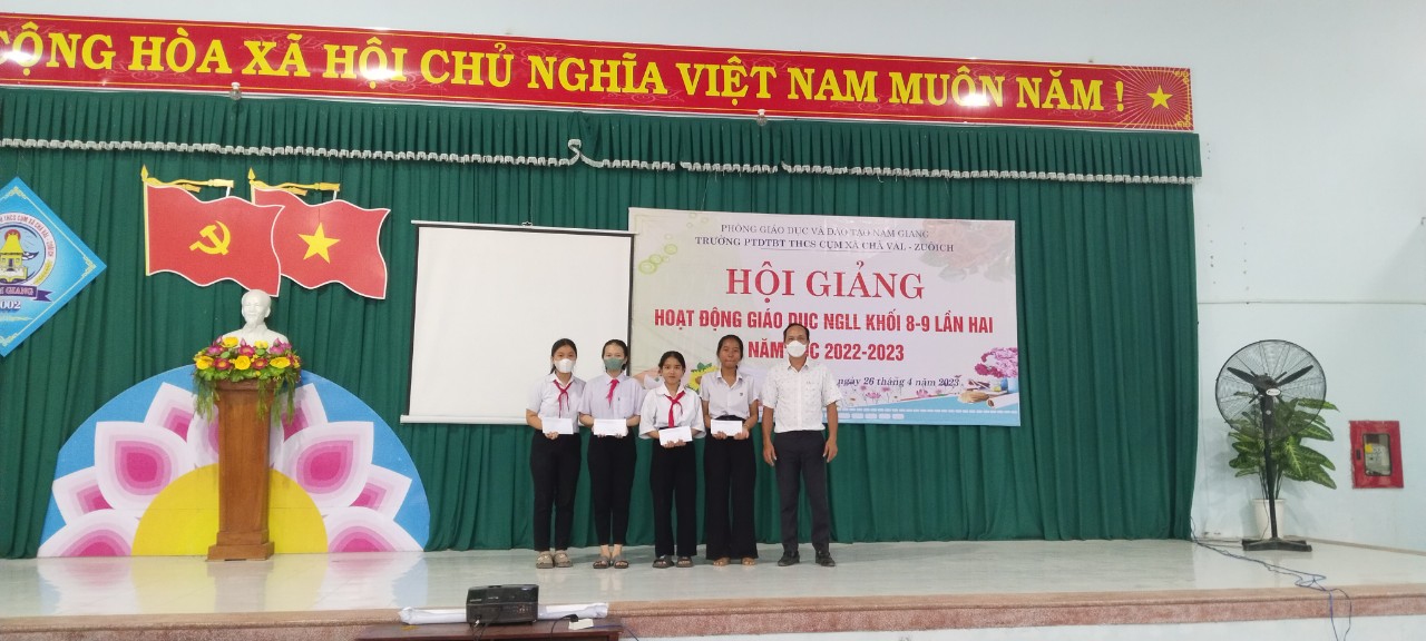 Hình ảnh trao thưởng cho các đội thi